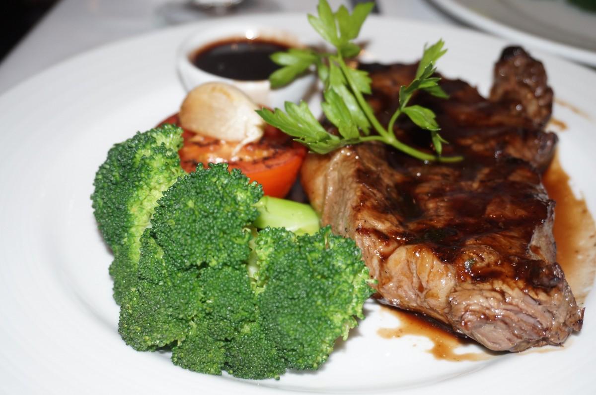 Онколог Черемушкин предупредил о риске развития рака из-за жаренного мяса