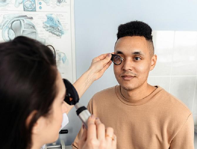 Офтальмолог Коновалов призвал бежать к врачу при частичной потере зрения