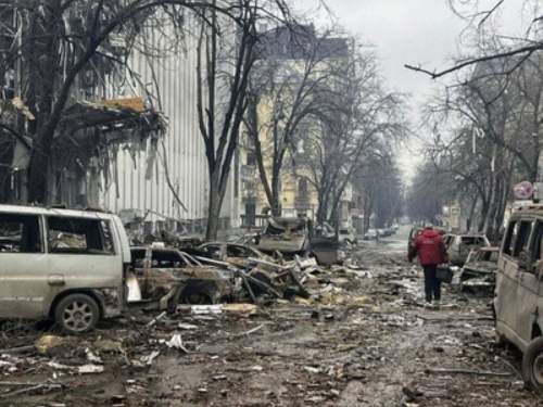 Из Харькова вывозят стратегические предприятия и бежит население