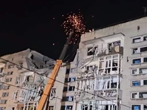 ВСУ ударили по жилому дому в Токмаке корректируемой авиабомбой (ВИДЕО)