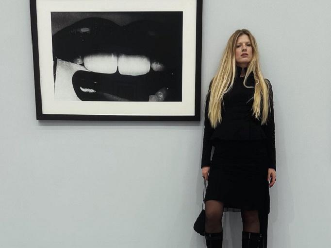 Софья Эрнст пришла на выставку в новом образе