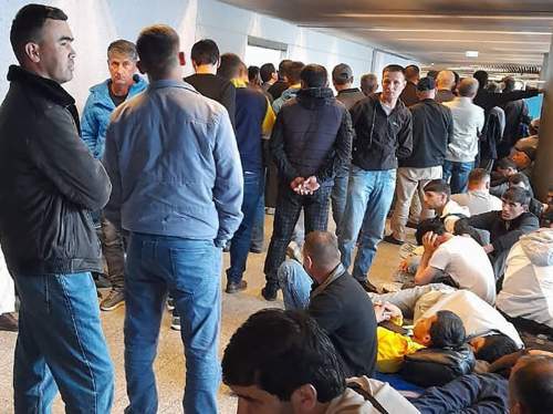 В аэропортах Москвы застряли около тысячи граждан Таджикистана (ВИДЕО)