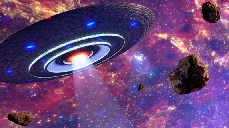 Пассажирка самолёта в небе над США сняла «загадочный цилиндр»