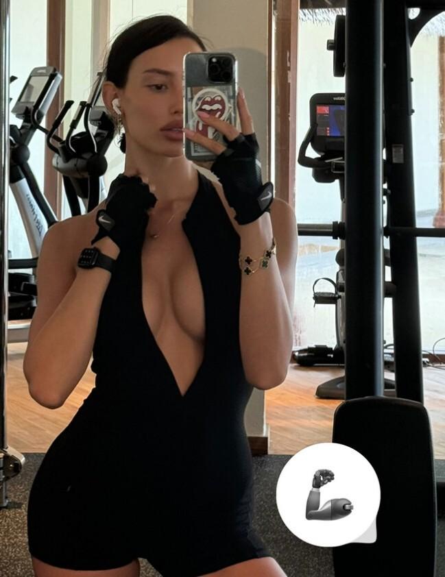 Избранница Тимати Иванова показала кадры в комбинезоне с глубоким декольте