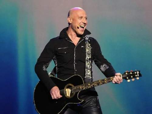 Певец Денис Майданов чуть не задохнулся насмерть прямо на сцене в Москве