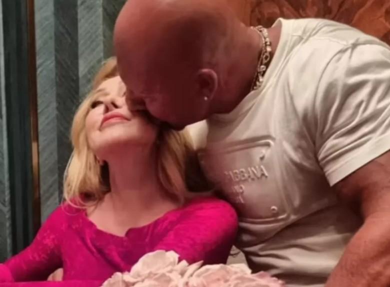 Любовь Успенская показала себя на фото с накаченным мужчиной