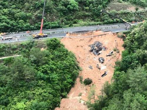 Синьхуа: число жертв при обрушении трассы в Китае выросло до 36 человек (ВИДЕО)