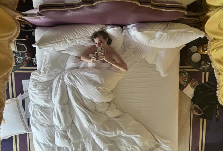 Собчак показала себя в кровати после просмотра «Бедных-несчастных» Лантимоса