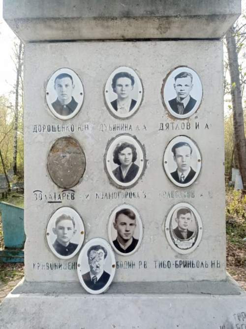 «Свихнувшийся блогер»: в Екатеринбурге изуродовали памятник группе Дятлова (ФОТО)