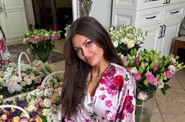 Виктория Боня разрешила 12-летней дочери сделать пирсинг пупка