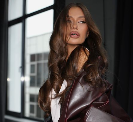 Виктория Боня пообещала провести фанатов на Каннский фестиваль за 3 млн рублей