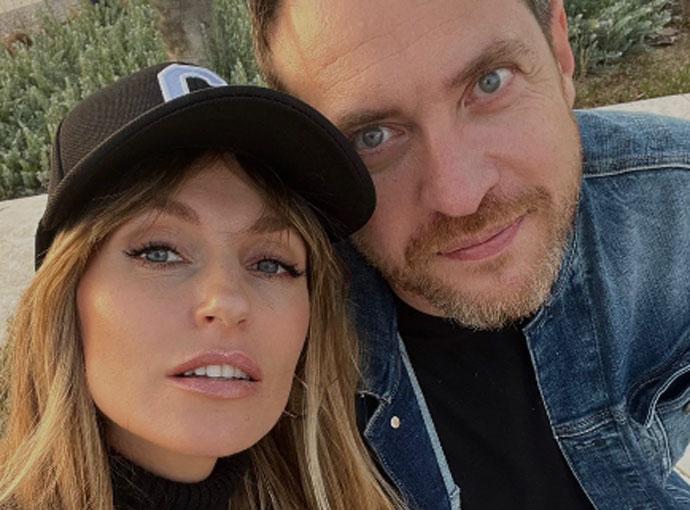 Певица Савельева вернулась в РФ с сыном, оставив Сафронова одного в Израиле