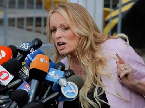 &laquo;Я была ошарашена&raquo;: порноактриса Дэниелс в суде рассказала о ночи с Трампом