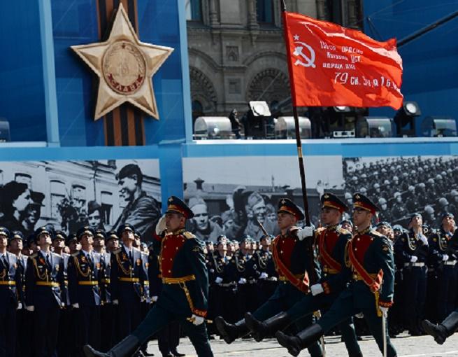 На параде Победы в Москве военный продолжил маршировать после потери ботинка