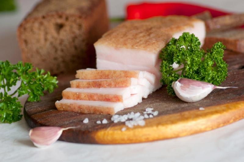 Диетолог Иванова разъяснила, кому можно есть сало каждый день