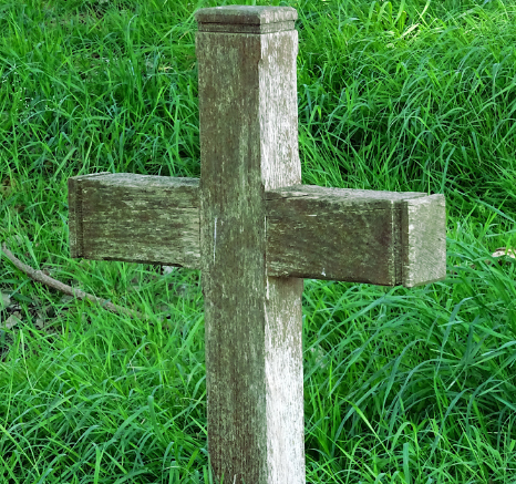 Отец Геннадий объяснил опасность посещения кладбища после пяти часов вечера