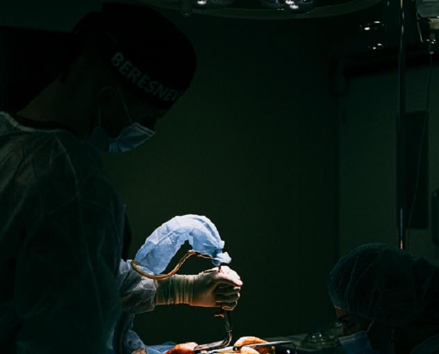 В Бразилии выжил мужчина, которого пронзил прут от паха до груди