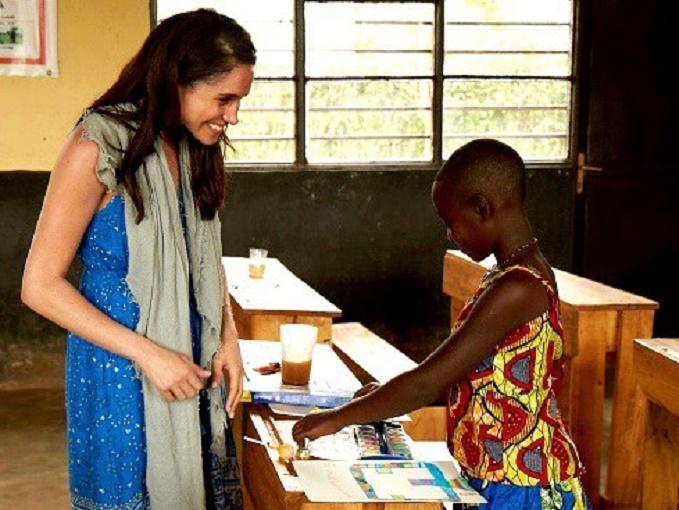 Меган Маркл облили грязью из-за дорогих нарядов в туре по Нигерии Меган Маркл облили грязью из-за дорогих нарядов в туре по Нигерии