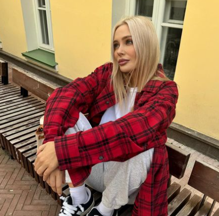 Наталья Рудова показала фигуру в расстегнутых мини-шортах и топе