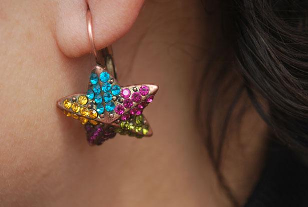 Иммунолог Эллиот призывает родителей не прокалывать уши младенцам