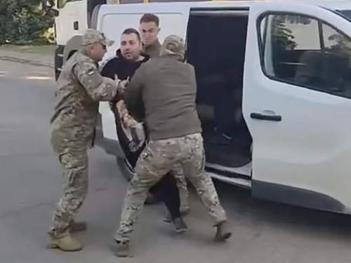 С улиц городов исчезли люди: на Украине вступил в силу закон о мобилизации (ВИДЕО)