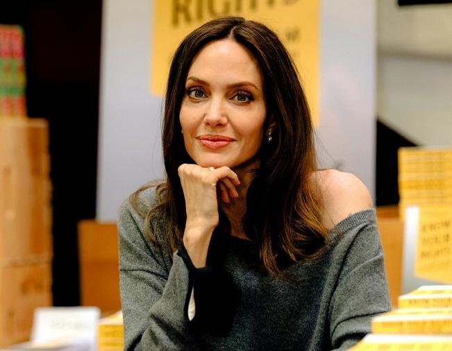 Девушка Брэда Питта решила помирить его с Анджелиной Джоли