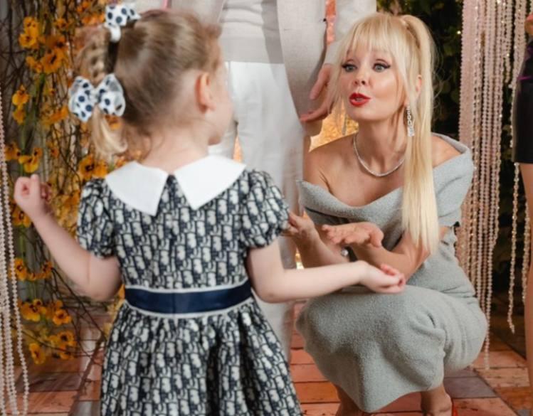 Певица Валерия рассказала о переживаниях относительно своей внучки