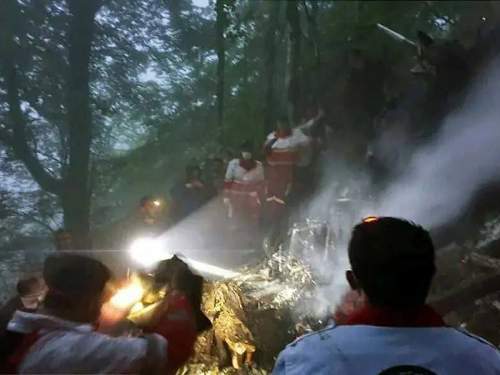 &laquo;Был жив еще час&raquo;: появились новые кадры с места крушения вертолета Раиси (ВИДЕО)