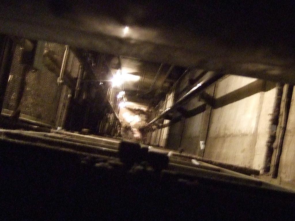 Эксперт по лифтам Романов: При попытке выбраться из лифта можно упасть в шахту