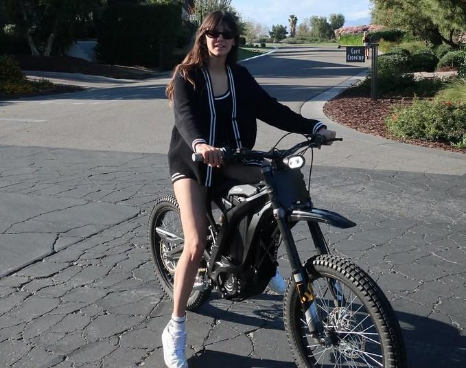 Звезда «Дневников вампира» Нина Добрев получила серьезные травмы из-за велосипеда