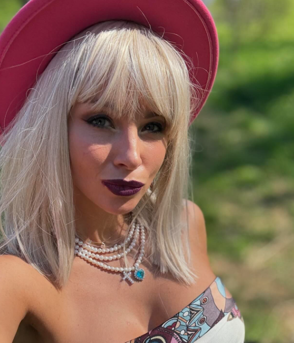 Жена Дмитрия Диброва Полина продемонстрировала себя в образе блондинки