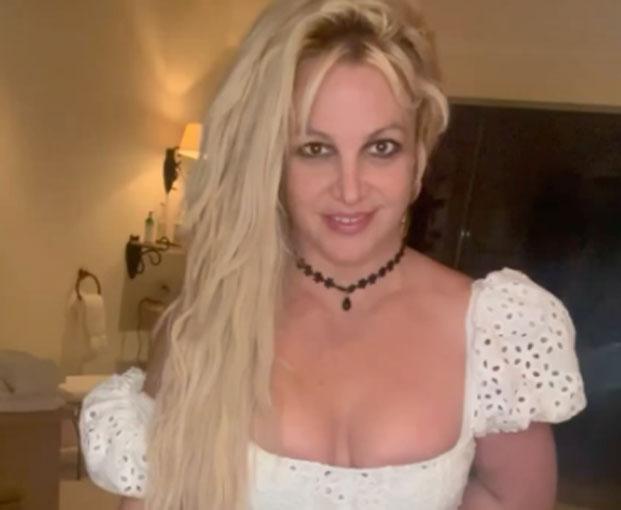 In Touch: Бритни Спирс грозила Сэму Асгари топором во время последней ссоры