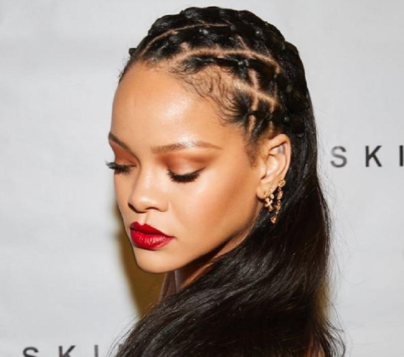 Певица Рианна встала за прилавок и напекла блинов