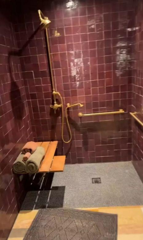 Никита Пресняков пришел в восторг от наличия душа в гримерке на гастролях в США