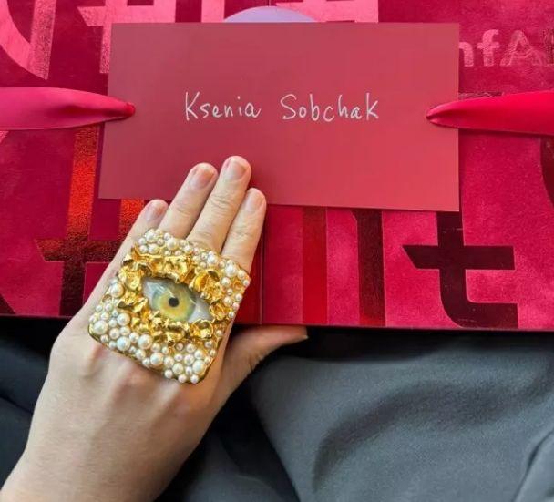 Ксения Собчак опозорилась из-за грязи под ногтями и отсутствия маникюра