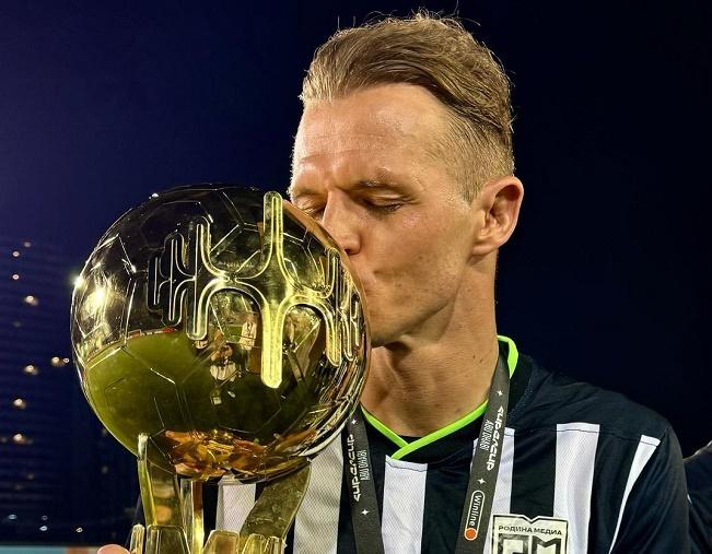 Футболист Тарасов не сумел выехать с тротуара и психанул на водителя автобуса