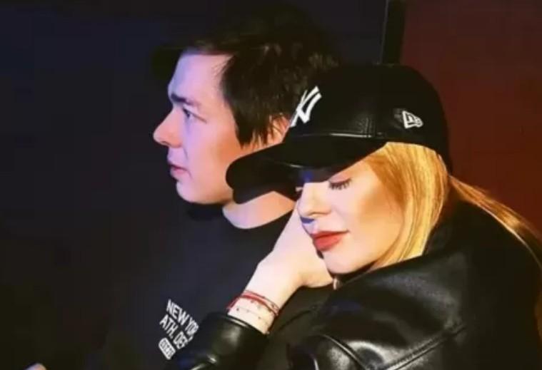 Певица Стоцкая вышла в свет с молодым возлюбленным Певица Стоцкая вышла в свет с молодым возлюбленным