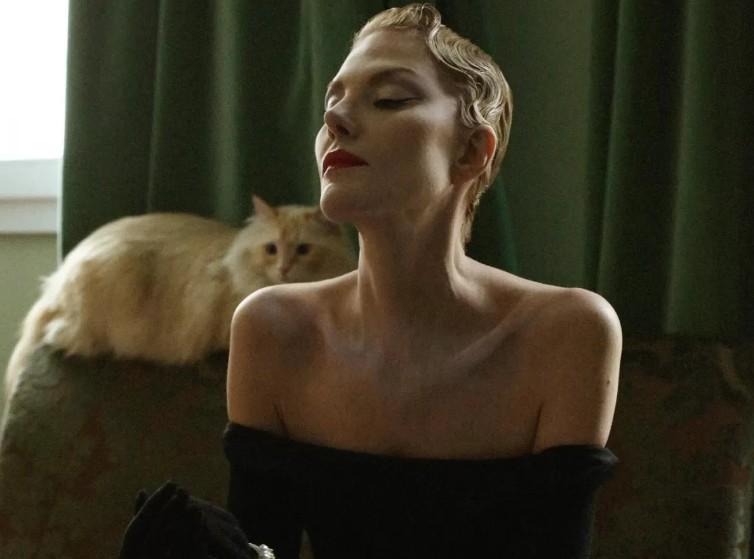 Актриса Литвинова показала фото в черном кружеве и с огромным бриллиантом