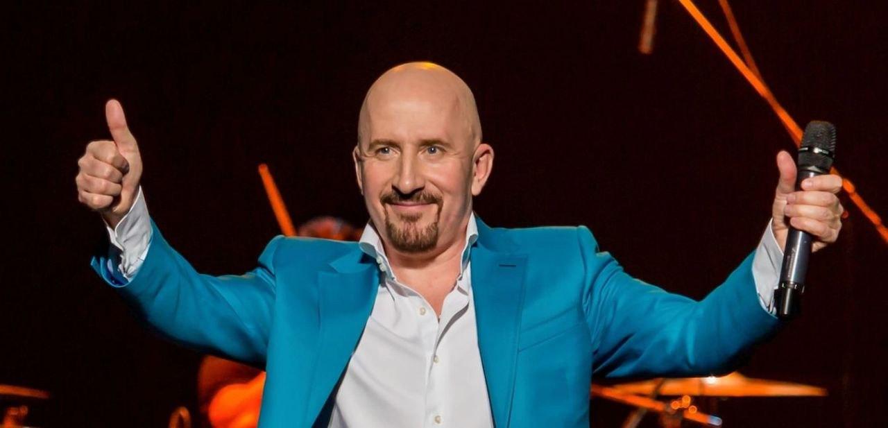 Автор хита «Рюмка водки на столе» Жека упал на сцене в Ессентуках