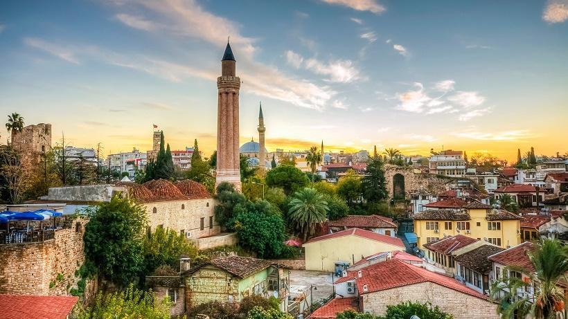 В Анталье россиянка полтора года судится с арендатором и живёт в подвале