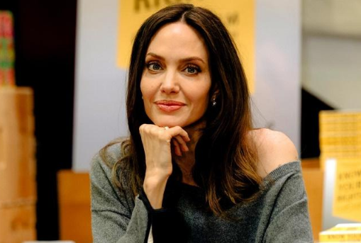 Анджелина Джоли снялась в фотосессии с челкой и цветными волосами