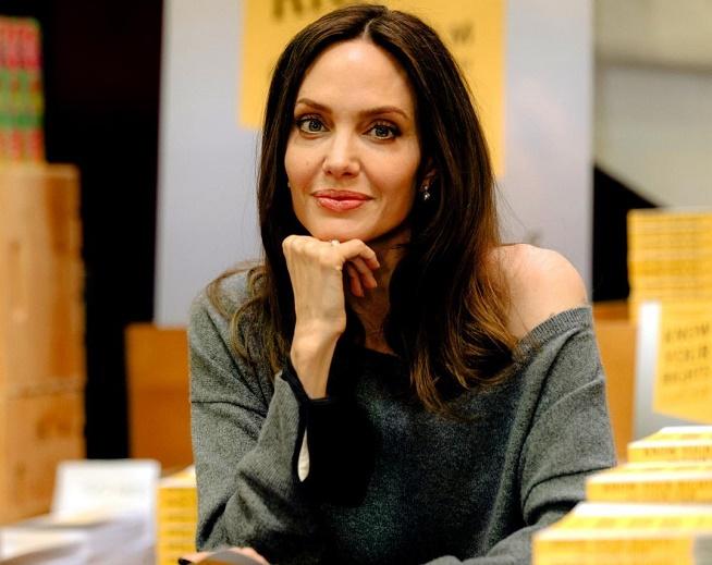 Дочь Джоли и Питта убрала фамилию отца из афиши мюзикла «Аутсайдеры»