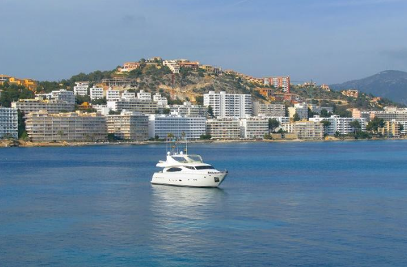 Жители Менорки обносят улицы цепями из-за назойливых туристов