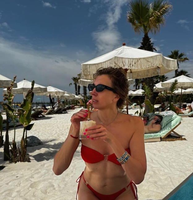 Телеведущая Светлана Бондарчук показала фигуру в бикини во время отдыха