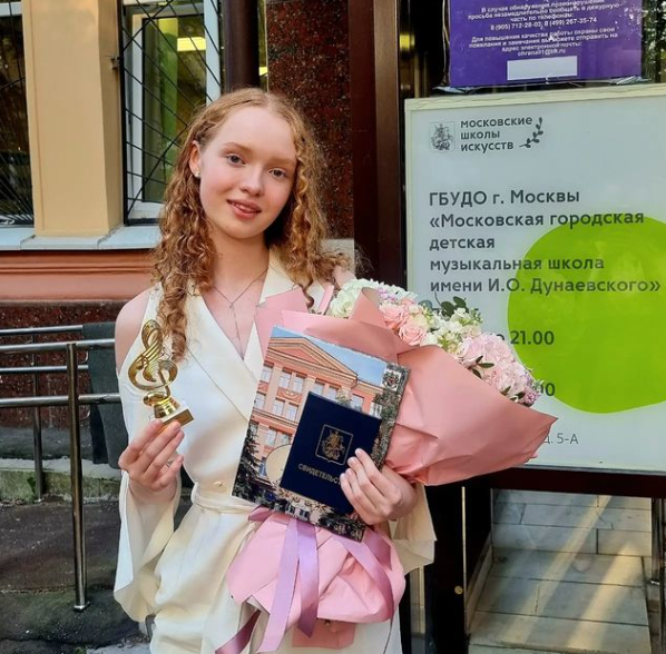 Актриса Ксенофонтова поделилась фотографией с дочерью-выпускницей