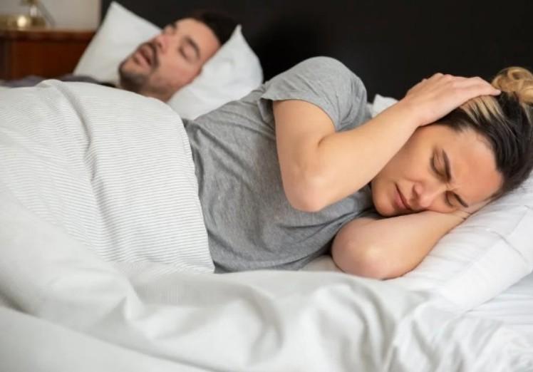 Врач Перевалова посоветовала избегать провоцирующих храп молоко и алкоголь