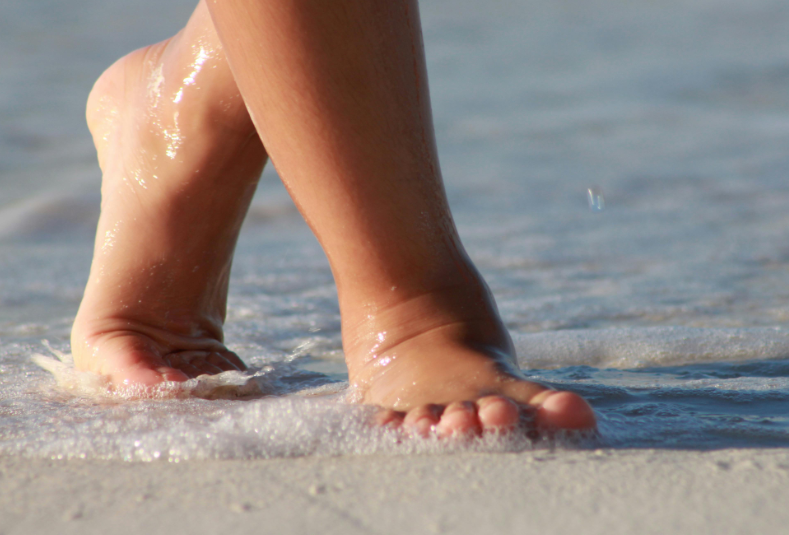 Врач Рябков рассказал об укреплении иммунитета благодаря ходьбе босиком