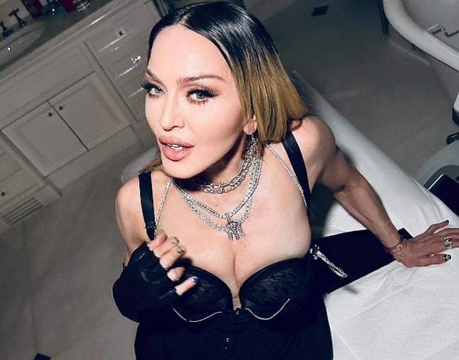 На Мадонну подали коллективный иск в суд за откровенное выступление На Мадонну подали коллективный иск в суд за откровенное выступление