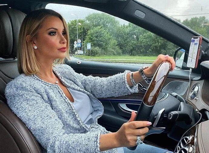 Ольга Орлова отправилась с дочерью на встречу с бабушкой по линии отца