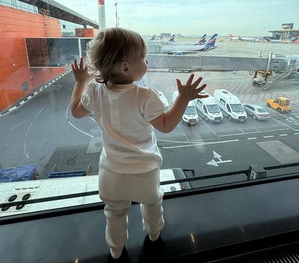 Ольга Орлова отправилась с дочерью на встречу с бабушкой по линии отца